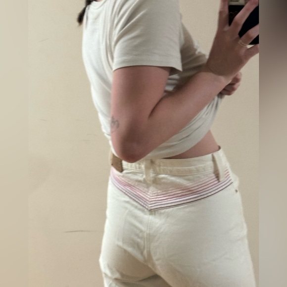 White Levi’s Women’s Ribcage Straight Ankle Jeans with Stitching in the Back - Picture 4 of 6